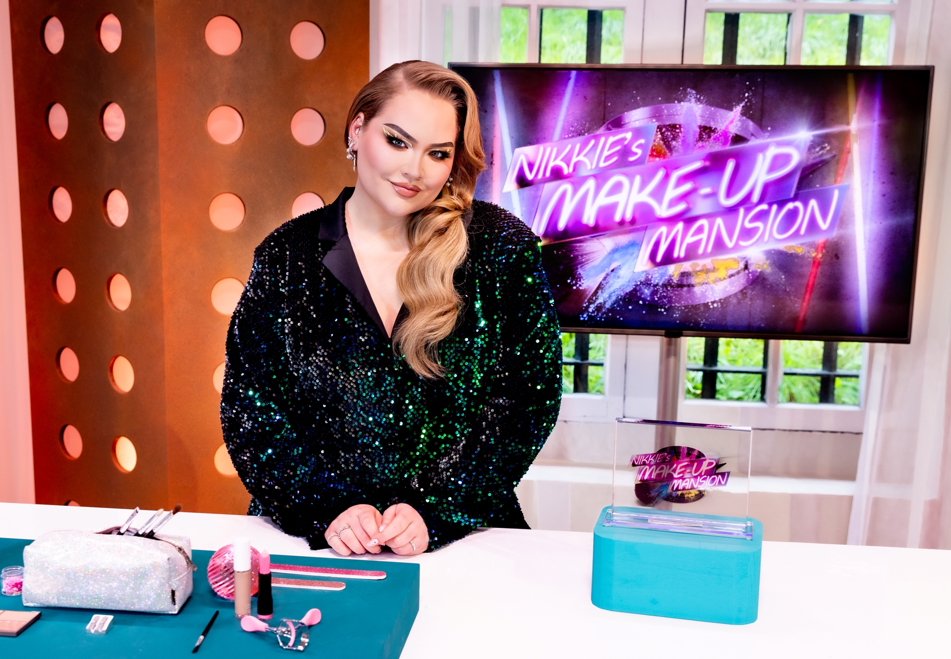 Nikkie De Jager Opent Make-up Mansion Voor Tien Talentvolle ...